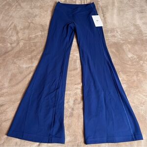 COLORFULKOALA Navy Blue Lycra Cross Waist Flare Athletic Leggings - Size M